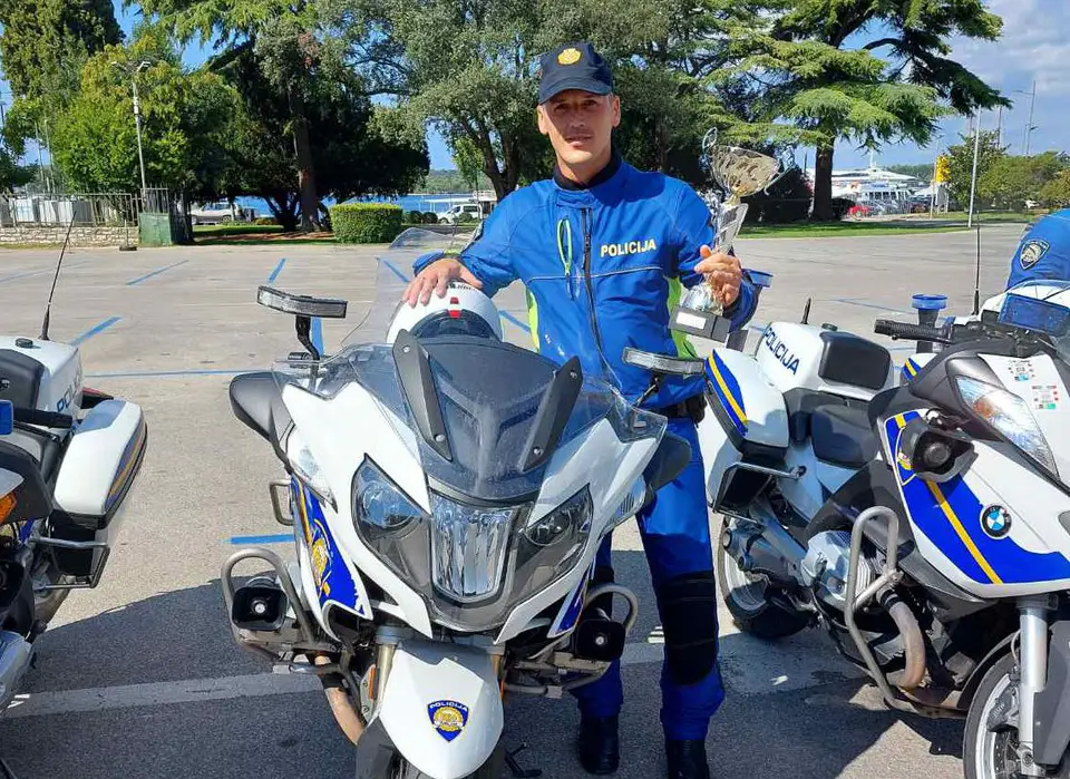 Fotografija uz članak „IVAN BOSANAC, PAKRAČKI POLICAJAC  Među najboljim policijskim motoristima u državi, pohvaljen policajac u zajednici“
