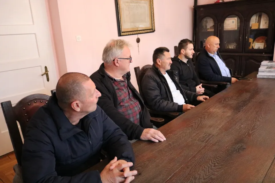 Fotografija uz članak „Gradonačelnik Tomislav Novinc uručio knjige „Ratni put 76. samostalnog bataljuna Pakrac“ udrugama“