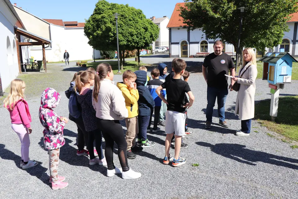 Fotografija uz članak „Školarci obilježili „Bljesak“ porukama ljubavi prema domovini“
