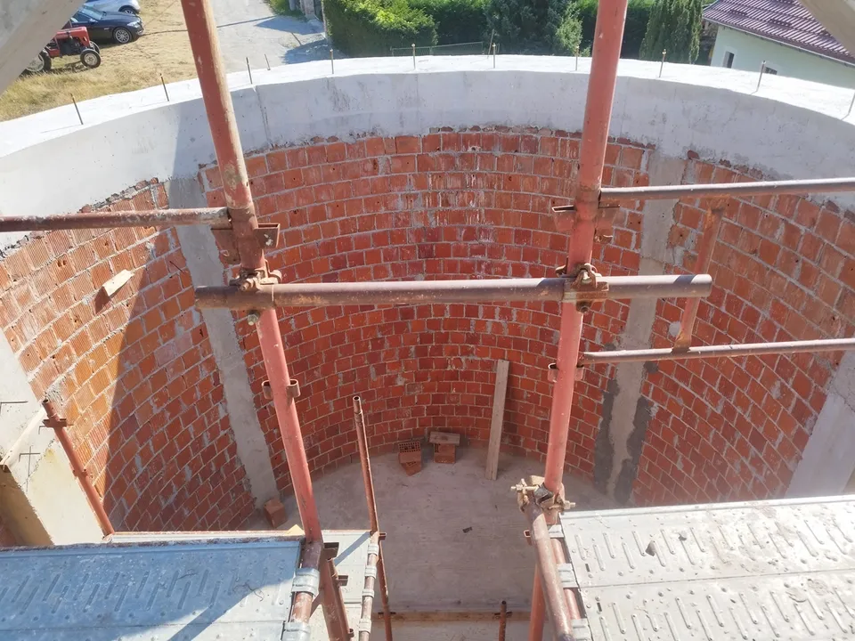 Fotografija uz članak „KAPELA SV. VIDA NA KALVARIJI Podignut toranj. Uskoro završetak krovišta“
