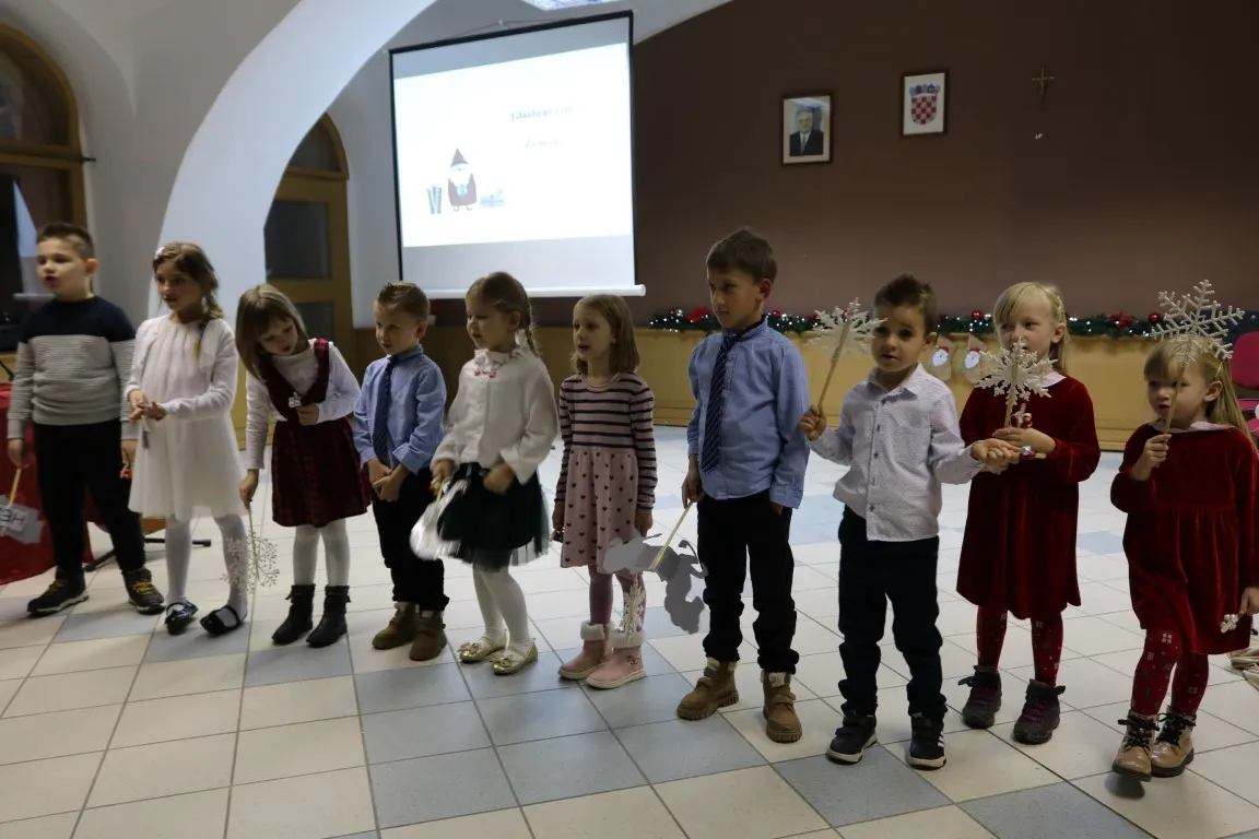 Fotografija uz članak „OGŠ PAKRAC Najmlađi učenici održali koncert povodom sv. Nikole“