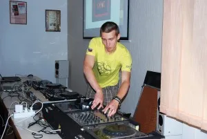 Fotografija uz članak „DJ Symart o DJ-ingu za pakračke osnovnoškolce: Uživancija u glazbi je najvažnija stvar“