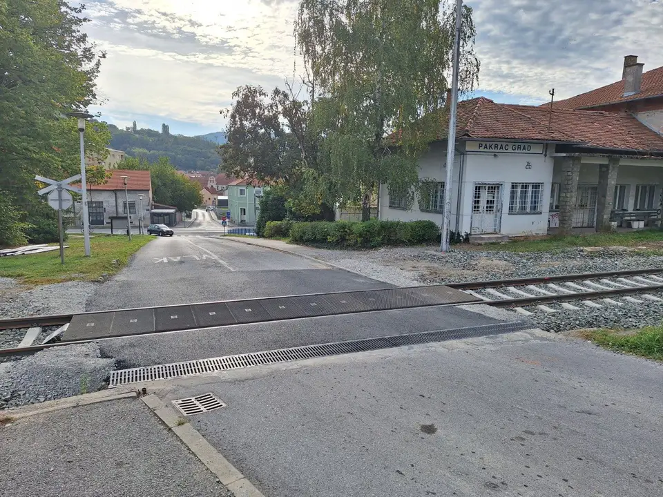 Fotografija uz članak „PRUŽNI PRIJELAZI Nakon onog u ulici Vinka Rehaka, završen i otvoren promet u ulici Augusta Cesarca“