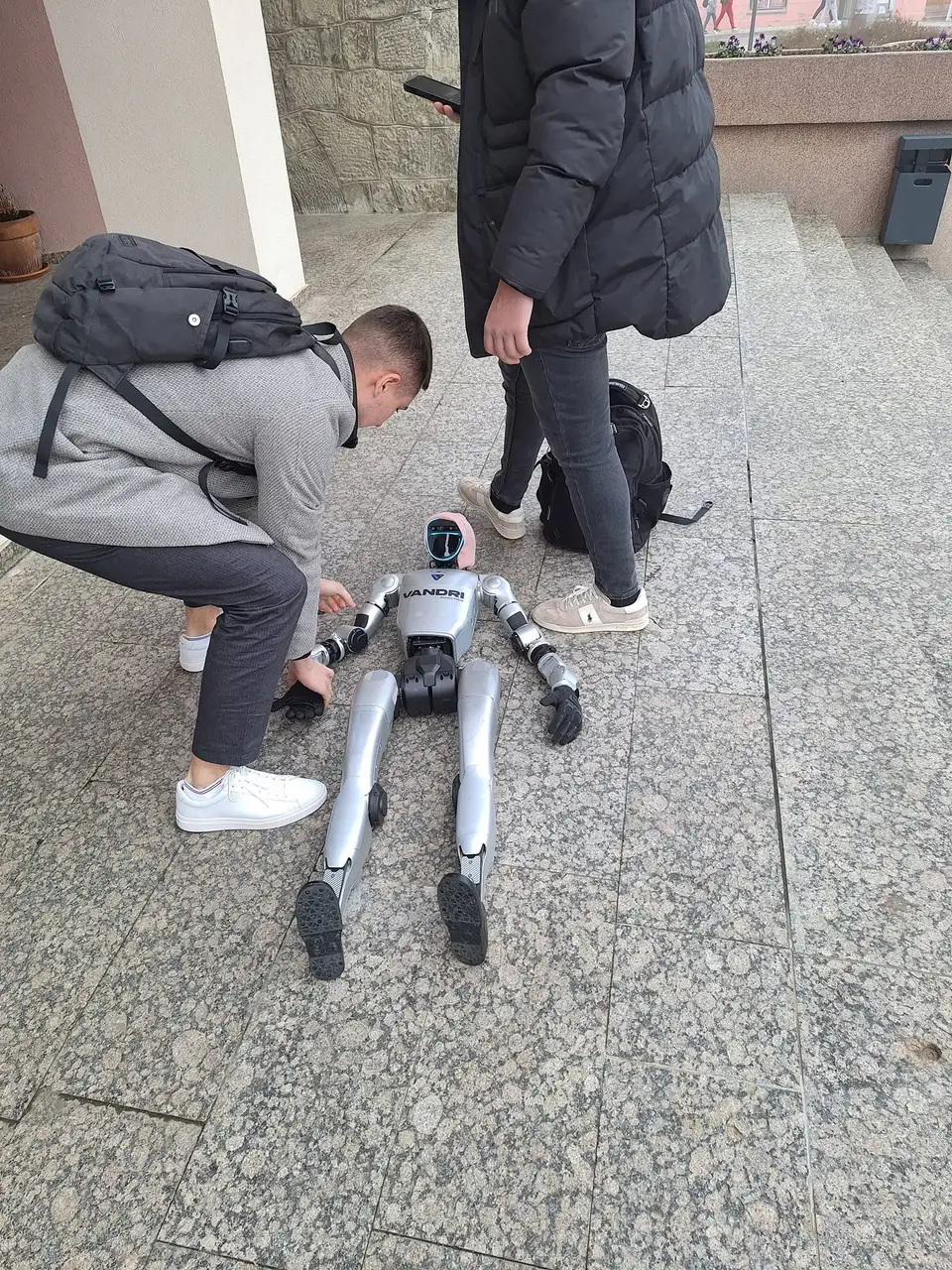 Fotografija uz članak „U Pakracu predstavljena Tonka, prva humanoidna robotica u Hrvatskoj - Jesmo li spremni za „nove sugrađane“?“