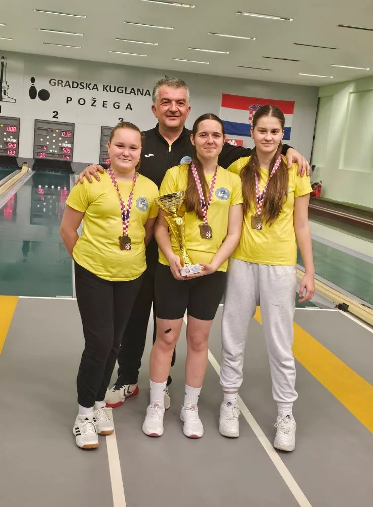 Fotografija uz članak „DRŽAVNE PRVAKINJE Slavica Blažević, Franka De Zan i Lorena Zubalj na krovu juniorskog kuglanja“