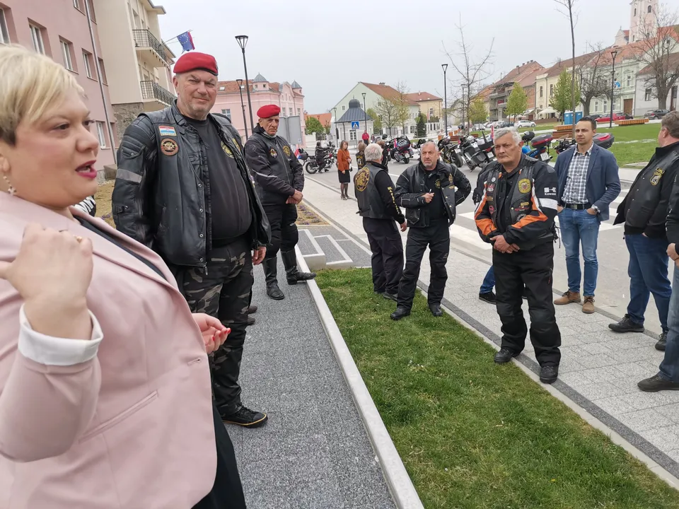 Fotografija uz članak „MOTO KARAVANA SJEĆANJA 30. krunica položena pored novog spomen obilježja“