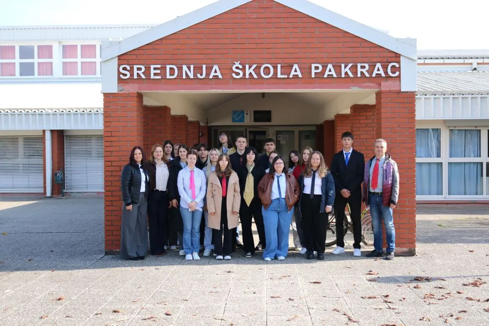 Fotografija uz članak „KRAVATE NA SPOMENICIMA Srednja škola Pakrac ponovno pokazala svoju kreativnost“