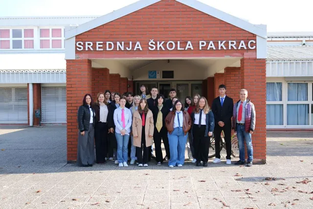 Fotografija uz članak „KRAVATE NA SPOMENICIMA Srednja škola Pakrac ponovno pokazala svoju kreativnost“