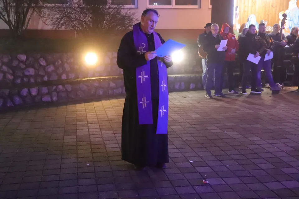 Fotografija uz članak „BOŽIĆNI SAJAM PREKOPAKRA Prije paljenja treće svijeće Djed Božićnjak razveselio mališane“