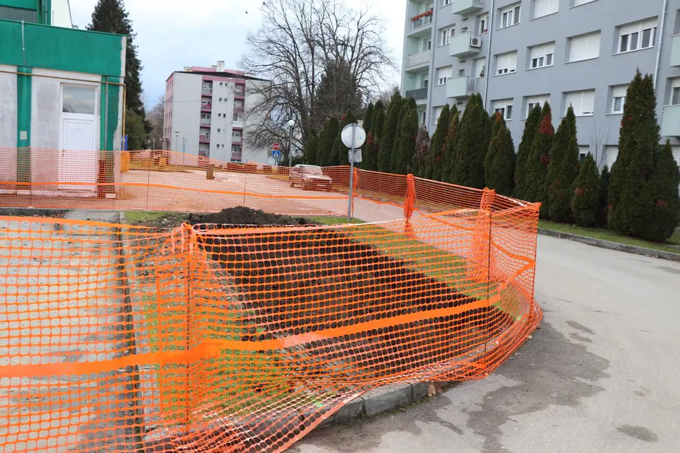Fotografija uz članak „USKORO JOŠ DVA SETA Nastavlja se postavljanje polupodzemnih kontejnera za odvojeno sakupljanje otpada u Pakracu“