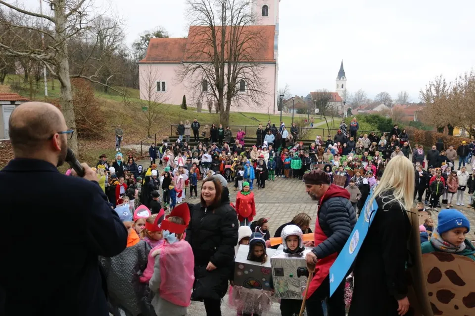 Fotografija uz članak „MAŠKARE PAKRAC 2026. Najmlađi oduševili građane šarenom povorkom“