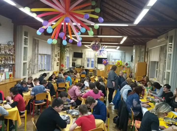 Fotografija uz članak „HUMANITARNA AKCIJA "BOŽIĆNO SVJETLO" Domskoj djeci u Lipiku potrebni laptop, TV, PlayStation, košarkaški koš, lopte, golovi...“