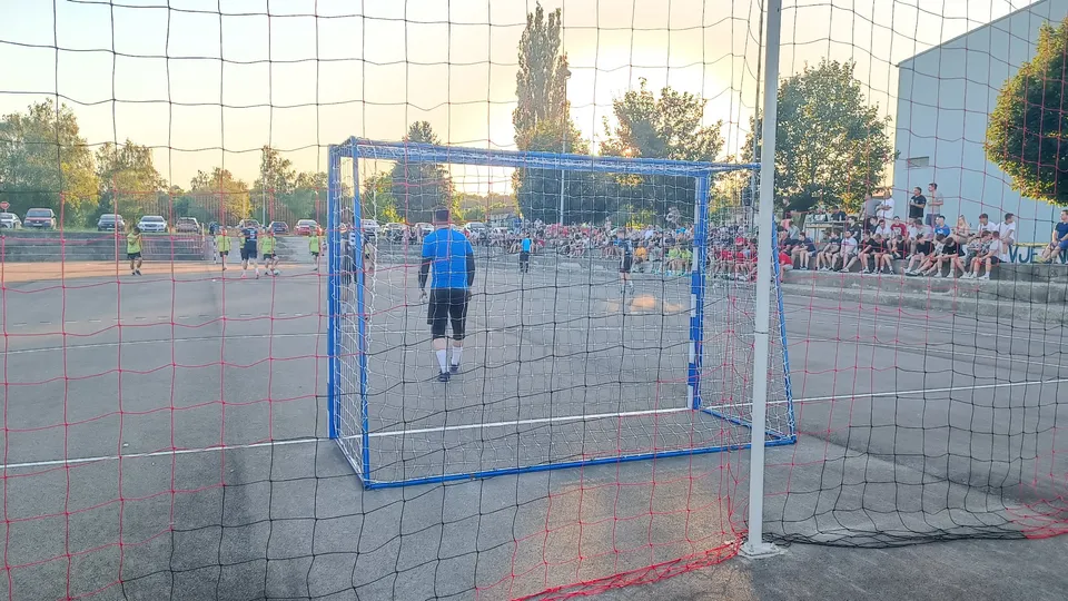 Fotografija uz članak „LJETNI MALONOGOMETNI TURNIR PAKRAC 2022 / Vikend obilježile efikasne utakmice, nova lokacija pun pogodak!“