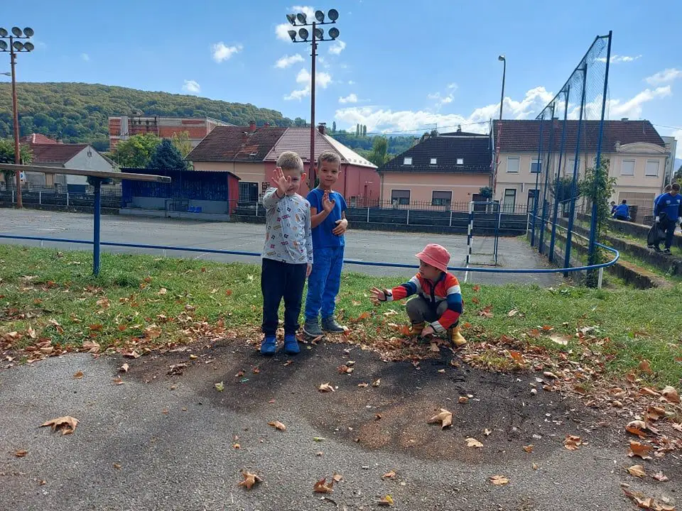 Fotografija uz članak „[foto] ZELENA ČISTKA U PAKRACU Tridesetak mladih uređuje okoliš stare gimnazije“