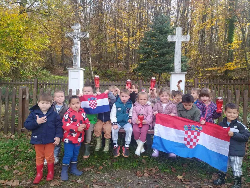 Fotografija uz članak „DV MASLAČAK Lampioni i dječji crteži u čast hrvatskim herojima“