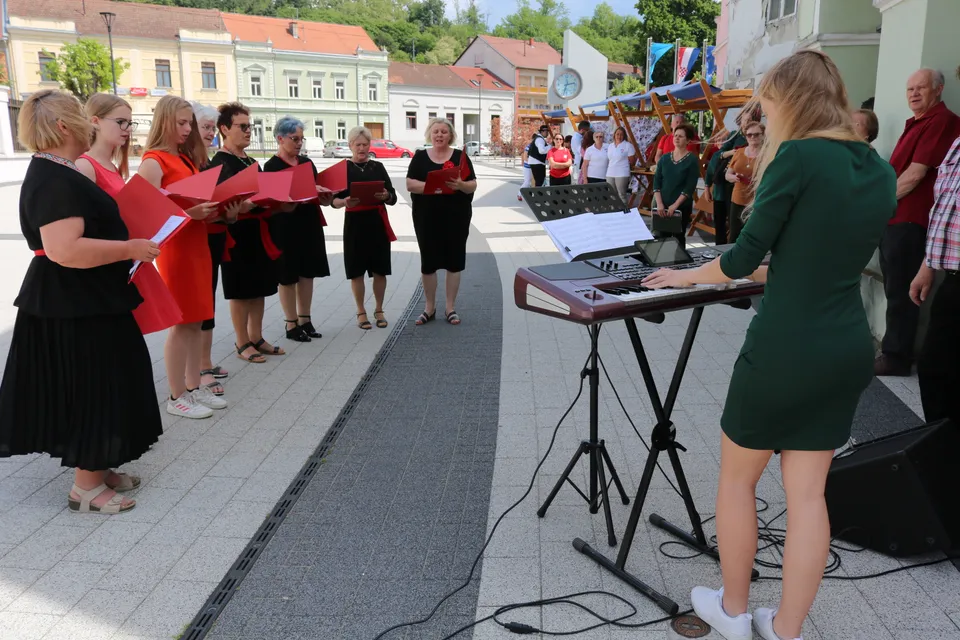 Fotografija uz članak „PROMOCIJA KNJIGE "MAĐARI U PAKRAČKOM KRAJU" Dragocjen spomenar na mađarsku prošlost“