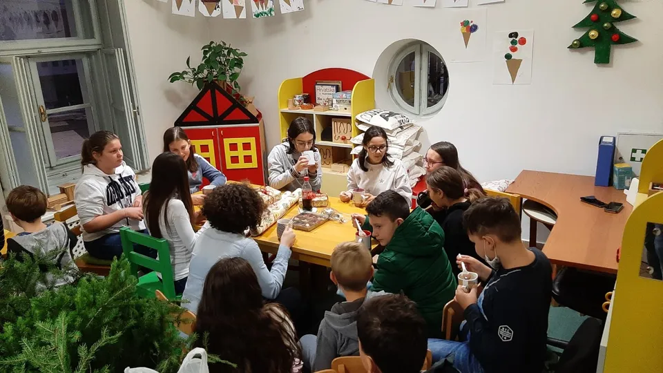 Fotografija uz članak „PRVA ADVENTSKA MUZEJSKA RADIONICA Mališani ukrasili pakrački muzej“