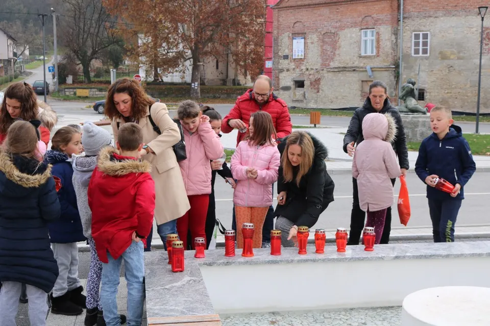 Fotografija uz članak „PROJEKT TOLERANCIJE, MIRA I NENASILJA Osnovci obilježili vukovarsku tragediju“