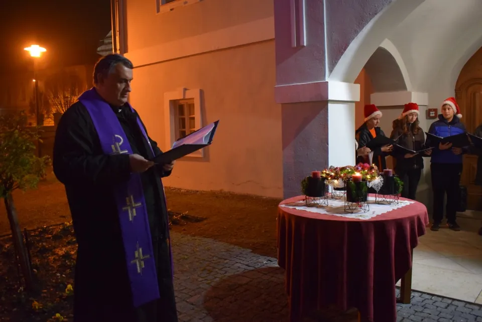 Fotografija uz članak „DVORIŠTE KURIJE JANKOVIĆ Upaljena druga adventska svijeća“