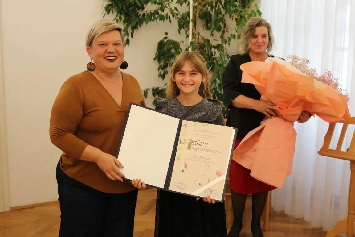 Fotografija uz članak „DODJELA NAGRADE „MARKO TURČAN“ OSNOVNE GLAZBENE ŠKOLE PAKRAC Tara Potnar ovogodišnja dobitnica“
