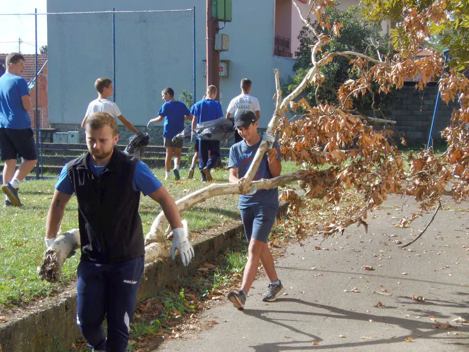 Fotografija uz članak „[foto] ZELENA ČISTKA U PAKRACU Tridesetak mladih uređuje okoliš stare gimnazije“
