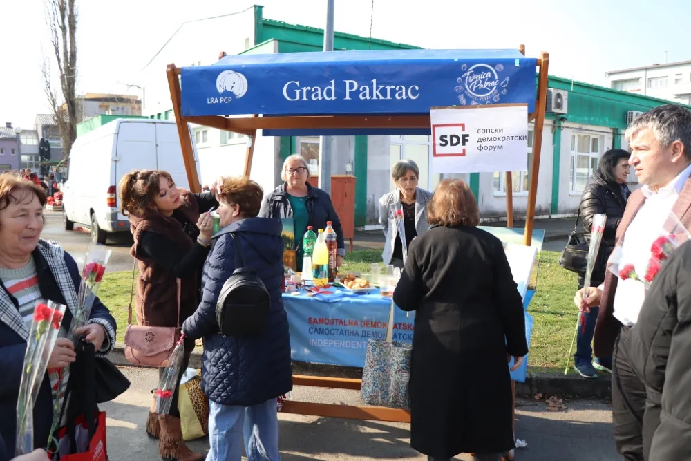 Fotografija uz članak „SDSS PSŽ u Pakracu obilježio nadolazeći Dan žena druženjem na gradskoj tržnici“