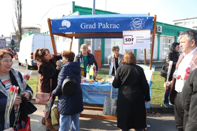 Fotografija uz članak „SDSS PSŽ u Pakracu obilježio nadolazeći Dan žena druženjem na gradskoj tržnici“