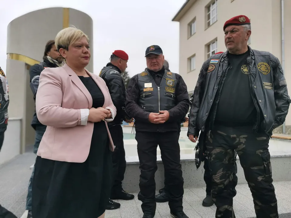 Fotografija uz članak „MOTO KARAVANA SJEĆANJA 30. krunica položena pored novog spomen obilježja“