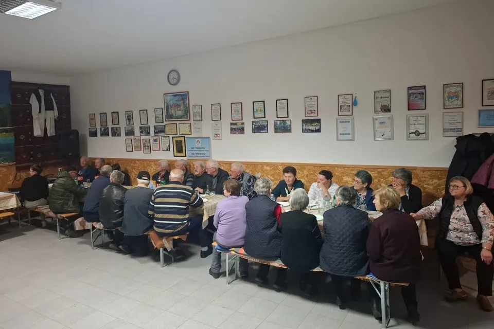 srbi za stolom
