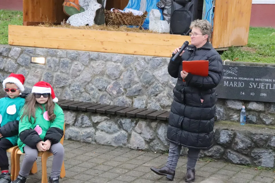 Fotografija uz članak „BOŽIĆNI SAJAM PREKOPAKRA Prije paljenja treće svijeće Djed Božićnjak razveselio mališane“