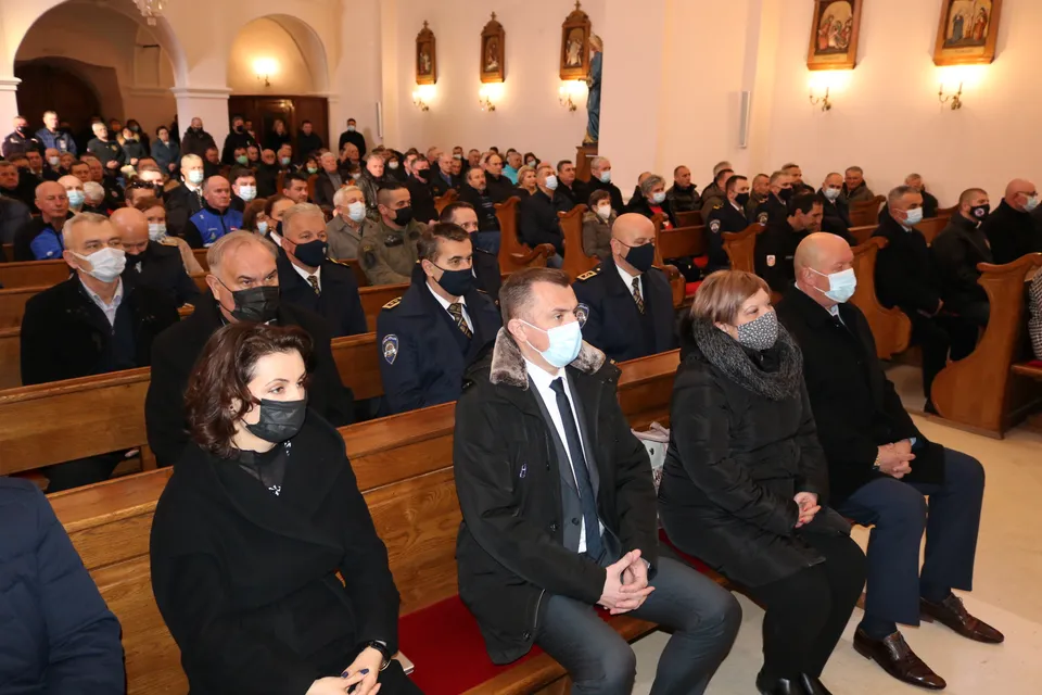 Fotografija uz članak „[FOTO] SVEČANI MIMOHOD GRADSKIM ULICAMA U koloni opet stotine sudionika“