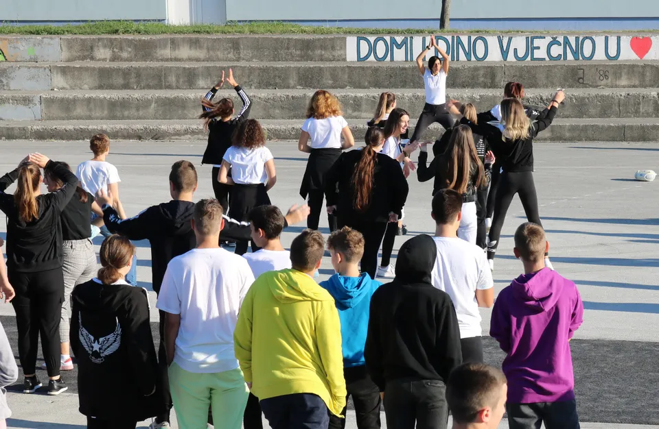 Fotografija uz članak „Pakrački srednjoškolci tjelovježbom obilježili Hrvatski olimpijski dan“