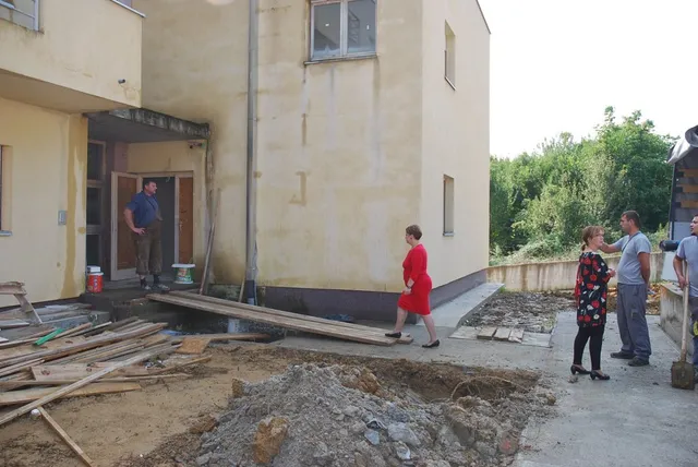 Fotografija uz članak „UREĐENJE ZGRADE U RADNIČKOM NASELJU: Dinamika radova prema predviđenom roku“