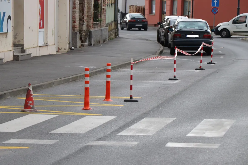 Fotografija uz članak „Novi taxi parking, jednosmjeran promet na parkingu kod sportske dvorane te dostavni parking ispred cvjećarnice Dalas“