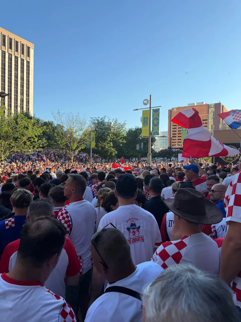 Fotografija uz članak „NAŠ ČOVJEK U DALLASU DAY TWO Nakon navijačkog kortea, irski pub pretvorili u hrvatski!“