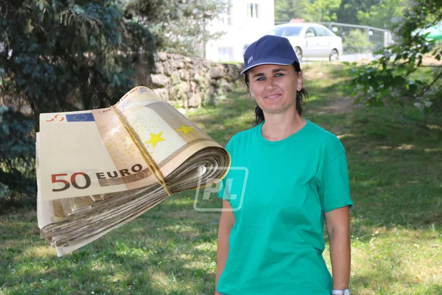 Fotografija uz članak „U POL BIJELA DANA: Pronašla pa vratila torbicu s 1000 eura!“