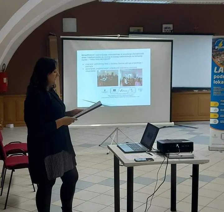 Fotografija uz članak „(PROMO) ZAVRŠNA KONFERENCIJA PROJEKTA "LAMPSI - Podrška lokalnoj zajednici" Aktivnosti usmjerene na dobrobit zajednice“