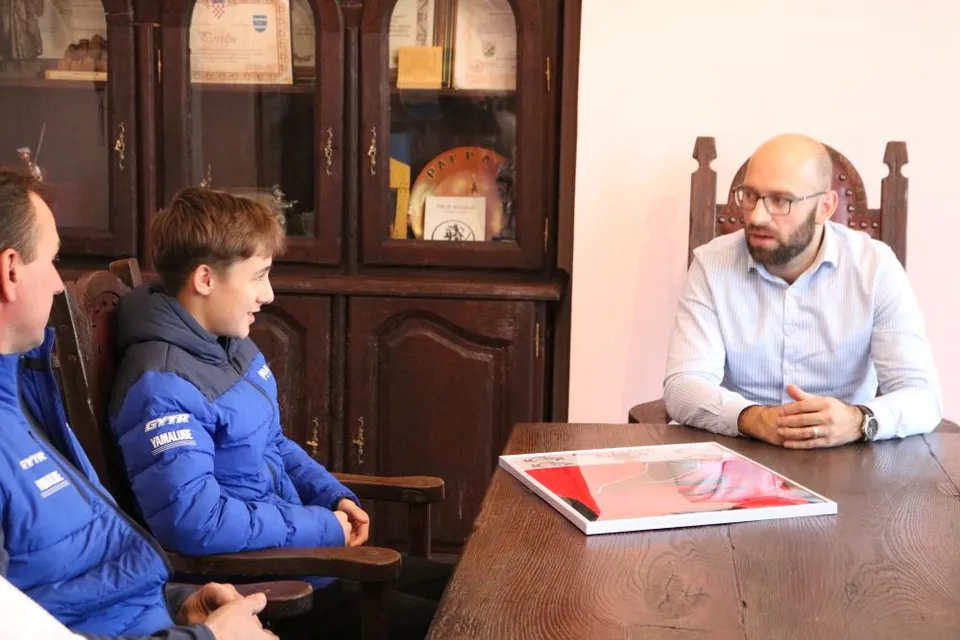 Fotografija uz članak „Gradonačelnik Novinc zahvalio mladim motocross talentima Stefanu Lenčeu i Matiji Tessariju“