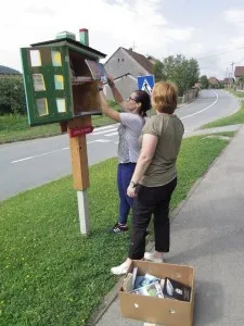 Fotografija uz članak „NAKON GODINU DANA: Pakračani brinu o uličnim knjižnicama“