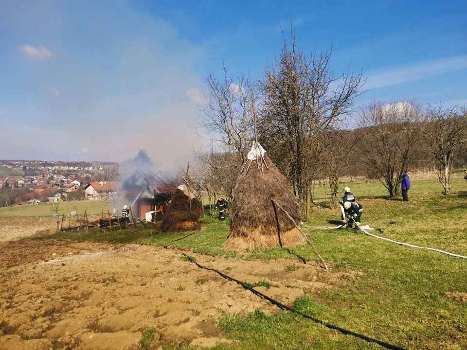 Fotografija uz članak „[FOTO] POŽAR U ULICI PEPE POLAKA U tijeku vatrogasna intervencija“