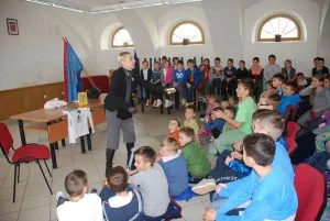 Fotografija uz članak „Susret pakračkih osnovaca s književnicom Silvijom Šesto“