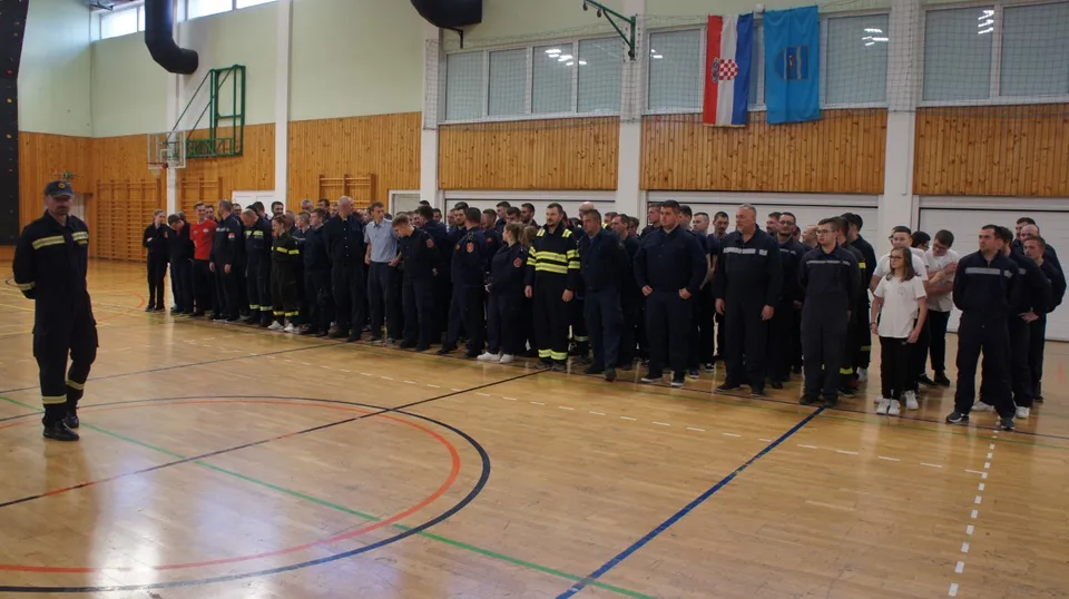 Fotografija uz članak „6. ZIMSKI VATROGASNI KUP Od 19 ekipa Donja Obrijež najuspješnija“