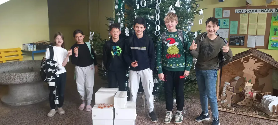 Fotografija uz članak „UDRUGA PČELARA PAKRAC – LIPIK Školarcima dodatno zasladili božićne dane“