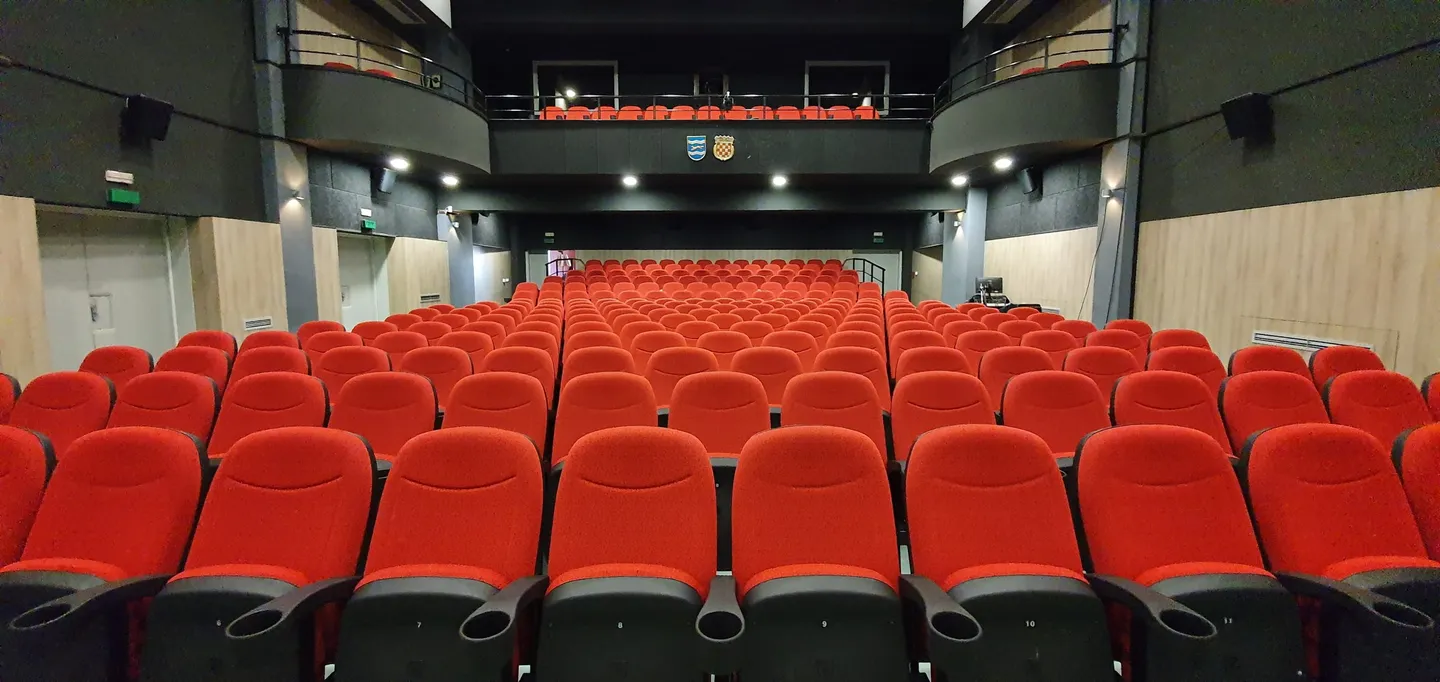prazna kino sala