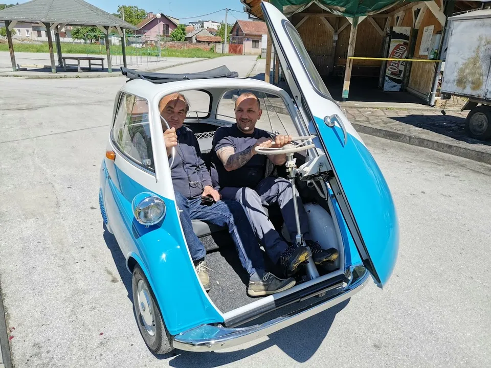 Fotografija uz članak „ZLATNE RUKE MAJSTORA ZECA: Darijo Adžijević restaurirao vrijednu BMW Issetu iz 1957. godine“