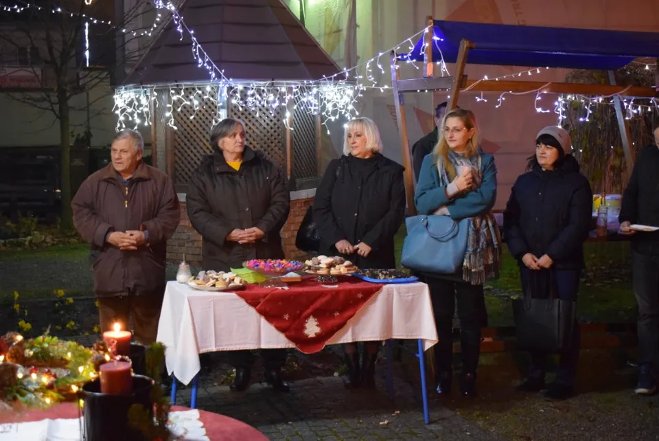 Fotografija uz članak „DVORIŠTE KURIJE JANKOVIĆ Upaljena druga adventska svijeća“