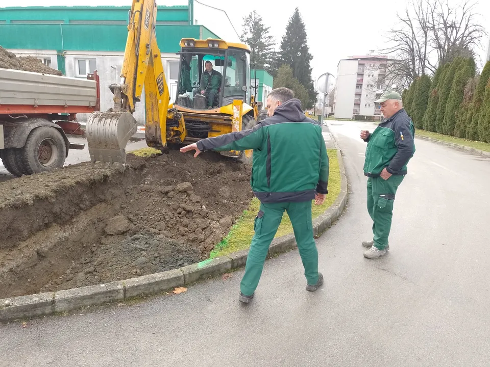 Fotografija uz članak „USKORO JOŠ DVA SETA Nastavlja se postavljanje polupodzemnih kontejnera za odvojeno sakupljanje otpada u Pakracu“