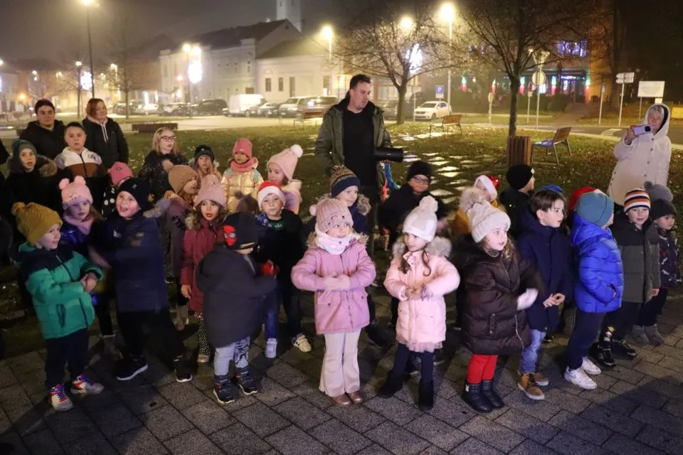 Fotografija uz članak „Četvrtu adventsku svijeću u Pakracu upalila djeca iz vrtića Maslačak“