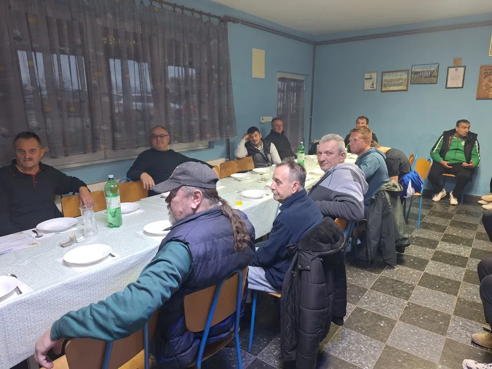 Fotografija uz članak „SKUPŠTINA MOTO KLUBA PAKRAC 1994 Dva državna prvaka, dječja staza i plato za pranje motora“