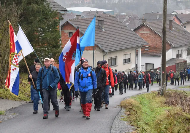 Fotografija uz članak „26. FOKIN MEMORIJAL Stotinjak planinara hodalo Fokinom stazom do Omanovca“
